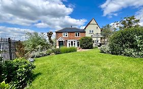 Cosy Coastal 2-Bedroom Cottage With Hot Tub And Log Burner